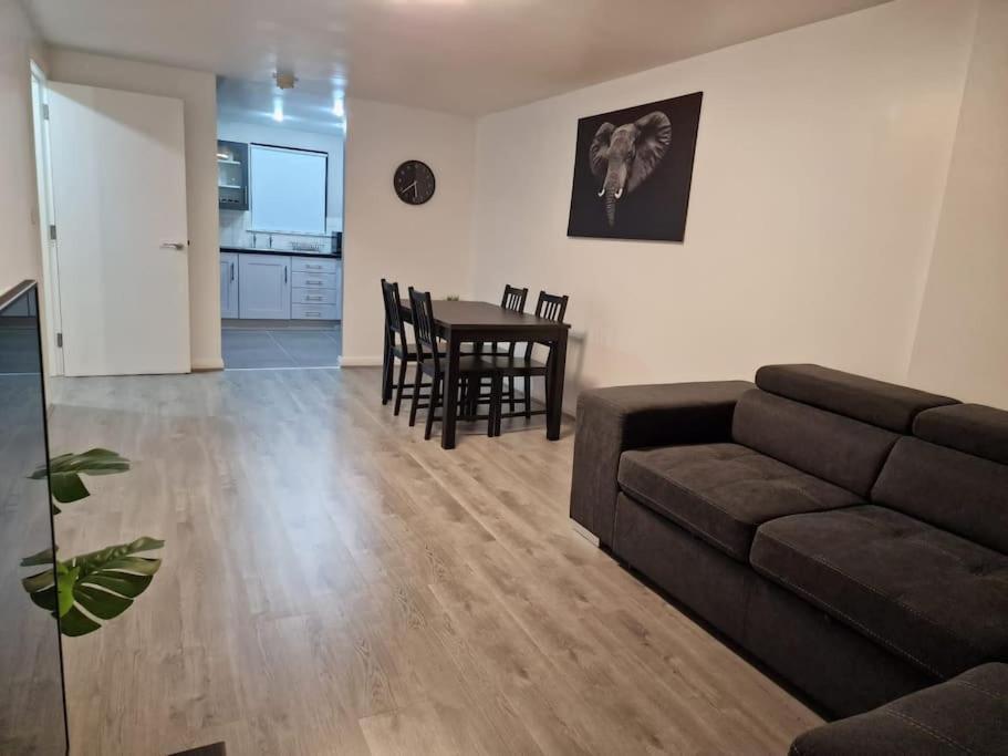 Contemporary City Centre Flat Белфаст Экстерьер фото