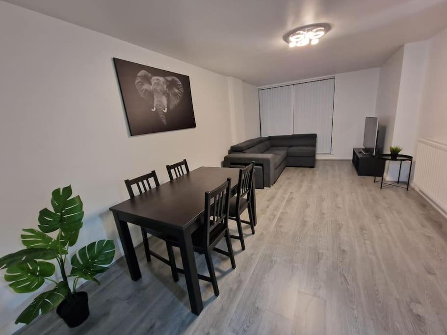 Contemporary City Centre Flat Белфаст Экстерьер фото
